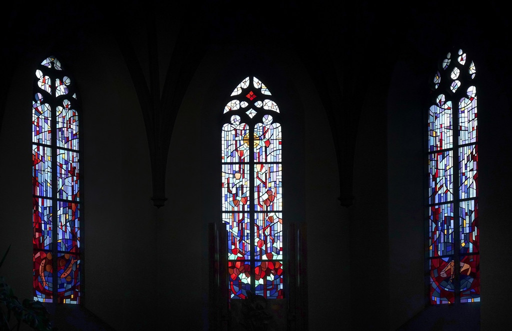 gfis-1kirche-1971-75-arch-rudolf-greuing-chor-1503-hans-sturn-fenster-albert-wider-widnau-1fotos-rudolf-sagmeister-0003-h900.jpg