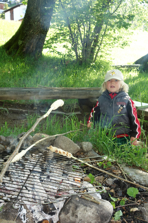 Heute gibt  es Steckenbrot und Grillw__rstchen 25_5 _10_.JPG