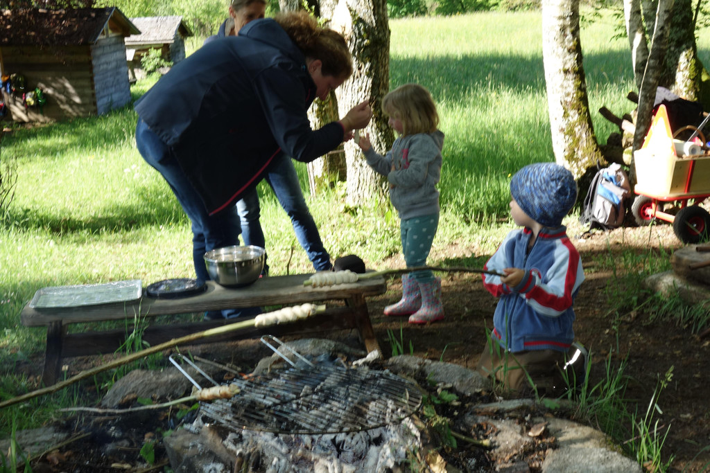 Heute gibt  es Steckenbrot und Grillw__rstchen 25_5 _11_.JPG