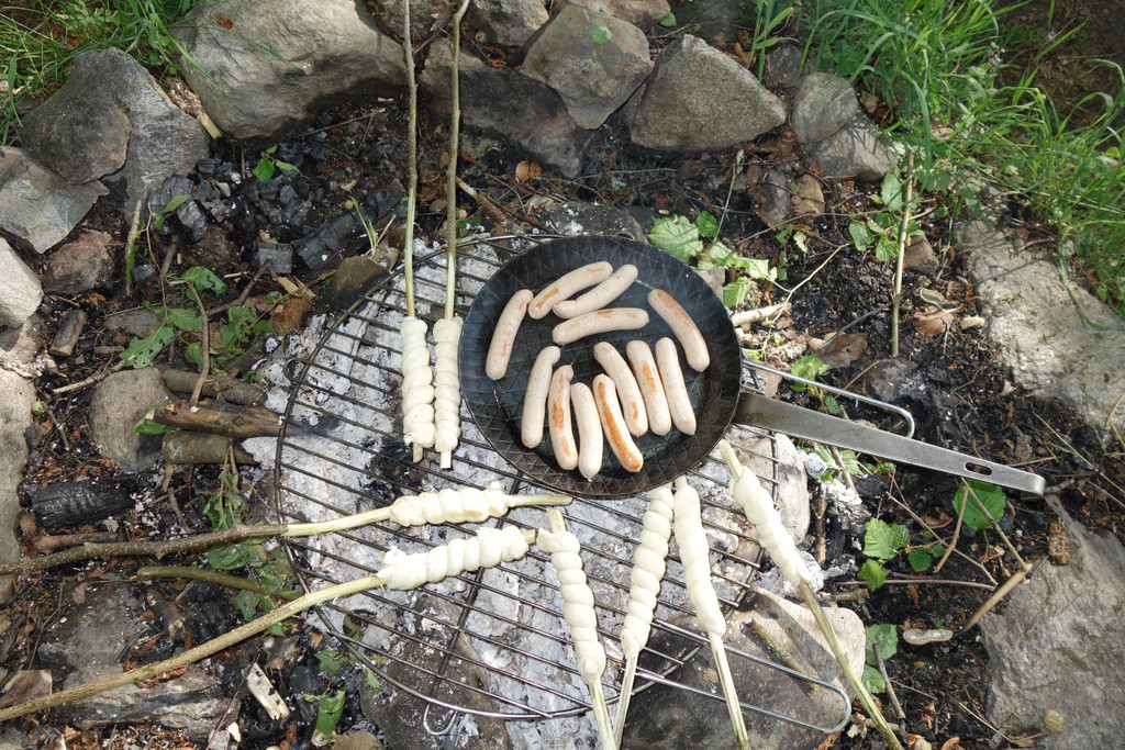 Heute gibt  es Steckenbrot und Grillw__rstchen 25_5 _20_.JPG