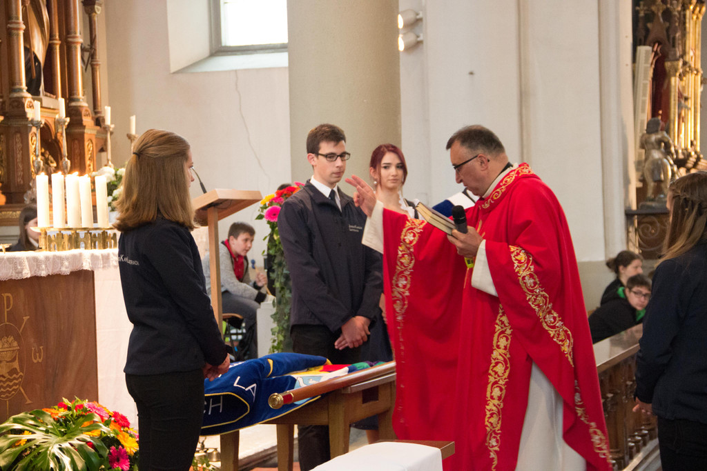 Fahnenweihe in der Kirche .jpg