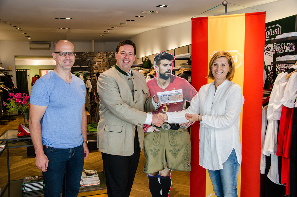 Gewinn__bergabe Christian Zver Manuel Bitschnau Michaela Altrichter _c_ WIGE Montafon.jpg