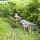 Auto samt Anhänger in Straßengraben