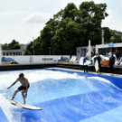 Bei der Eröffnung der Wellen-Surfanlage 3CityWave am Schwarzenbergplatz