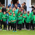 Übergabe der Trainingsanzüge und Rucksäcke