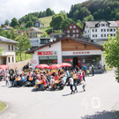 Frühschoppen vor dem Dorfladen