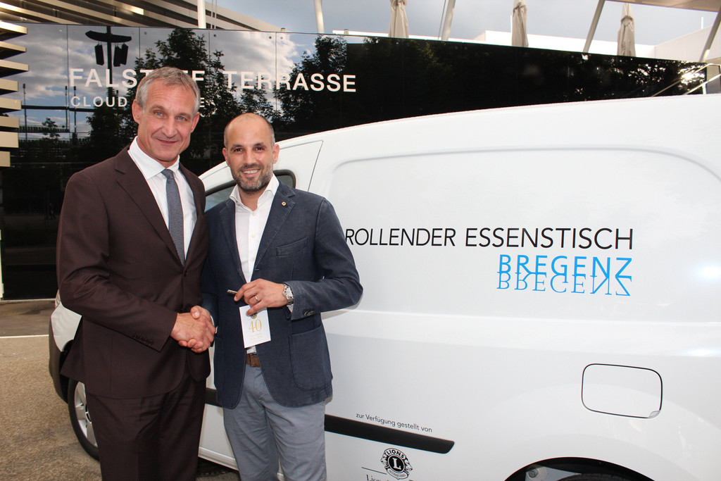 Lions Rollender Essenstisch.jpg