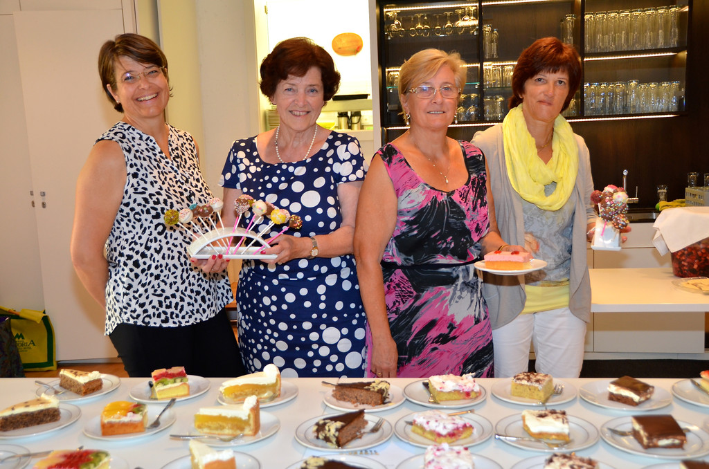 Kuchenspeziali__ten vom Missionskreis am Pfarrfest.jpg