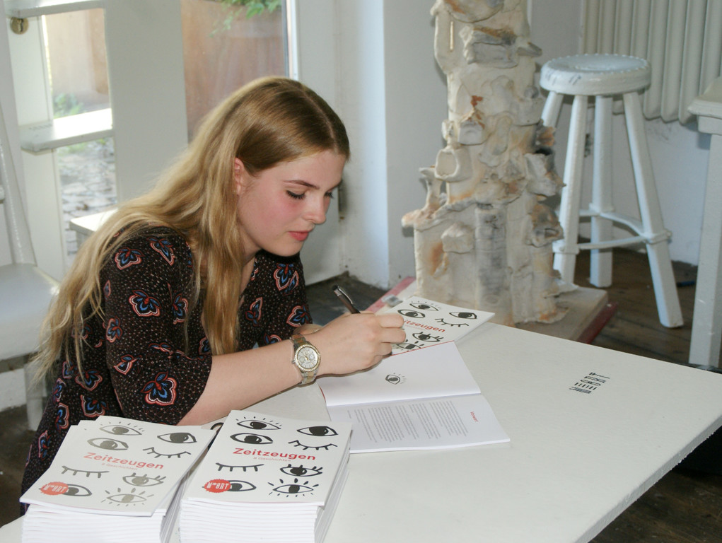 Die B__cher wurden pers__nlich signiert.JPG