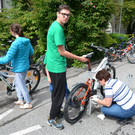 Fahrradputzaktion der Nüziger MinistrantInnen und Mädchenchörler zugunsten \'Nüziger helfen Nüziger\'