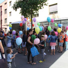 Familie Inal: Kinder lassen Luftballons steigen