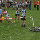 Schoppernau Triathlon  Florian  kommt  in h__llentempo ins Ziel  und __bergibt an  Sonja.jpg