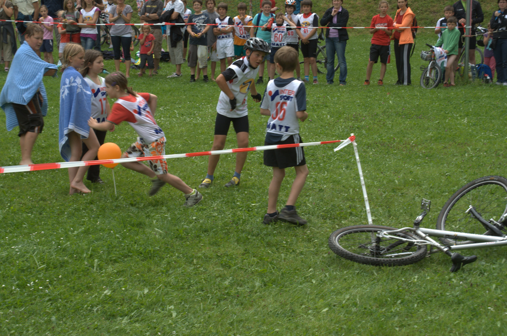 Schoppernau Triathlon  Florian  kommt  in h__llentempo ins Ziel  und __bergibt an  Sonja.jpg