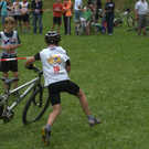 Schoppernau Triathlon  Florian  kommt  in h__llentempo ins Ziel.jpg