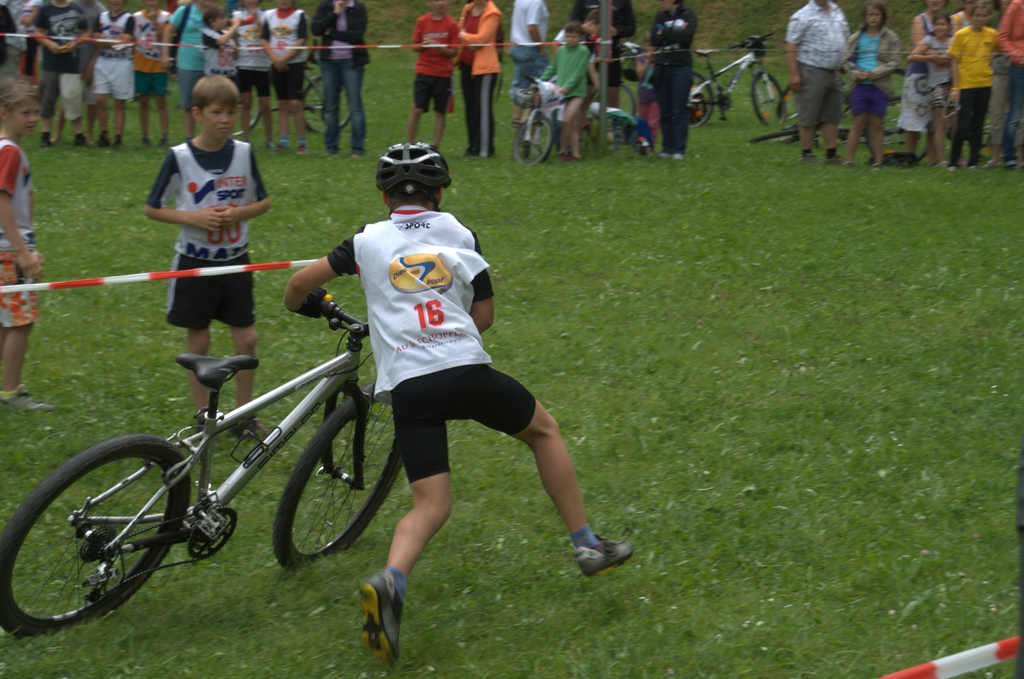 Schoppernau Triathlon  Florian  kommt  in h__llentempo ins Ziel.jpg