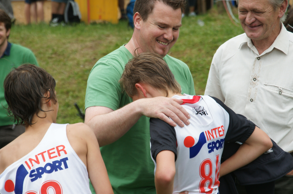 Schoppernau Triathlon  Hubert gratuliert  Otto Papa  Kolb  ist stolz.jpg