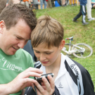 Schoppernau Triathlon  Hubert zeigt  Otto  den  Zieleinlauf  auf Handy .jpg