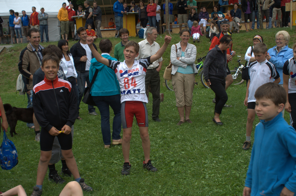 Schoppernau Triathlon  Otto  in Siegesphose.jpg