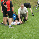 Schoppernau Triathlon  Otto Kolb  ersch__pft  im Ziel Vater gratuliert und ist stolz   .jpg