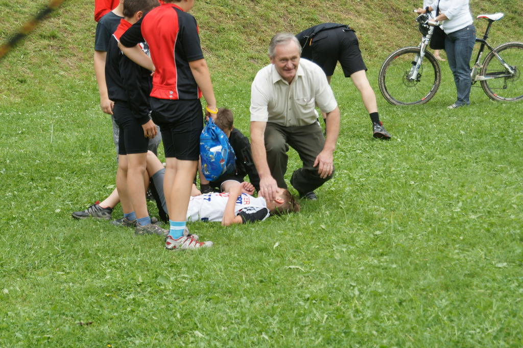 Schoppernau Triathlon  Otto Kolb  ersch__pft  im Ziel Vater gratuliert und ist stolz   .jpg