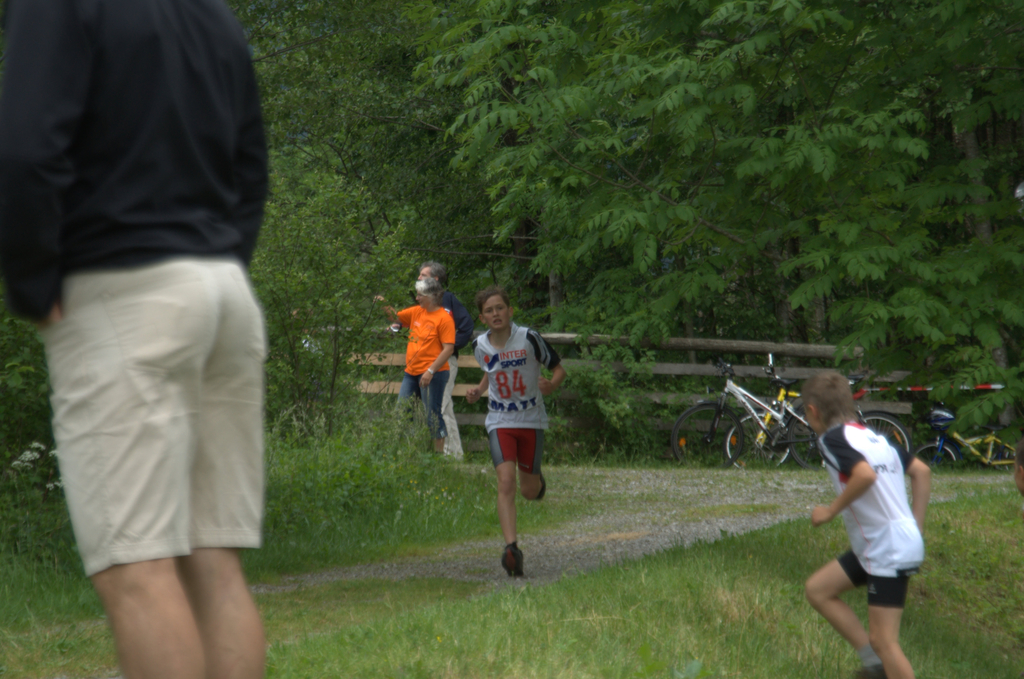 Schoppernau Triathlon  Otto kurz vor dem Ziel  gibt sein letztes.jpg