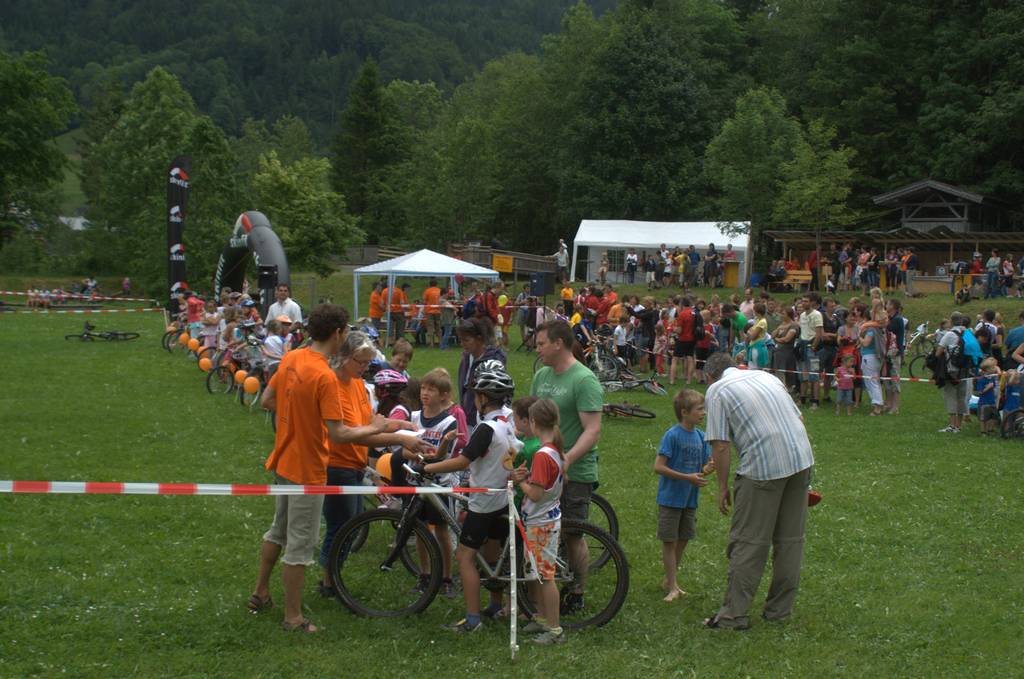Schoppernau Triathlon am  Start Hubert gibt letzte Tipps  .jpg