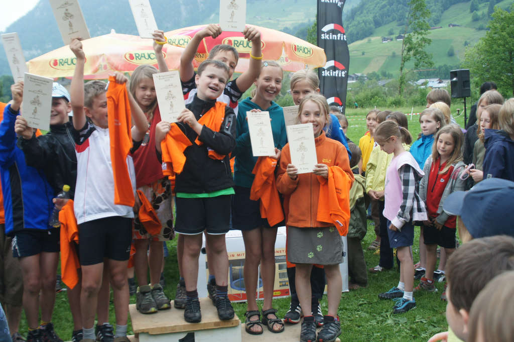 Schoppernau Triathlon Siegerfoto 2 Mark_ Florian und Sonja  Rang 1.jpg