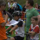 Schoppernau Triathlon Sprecher stellt die Mannschaften  kurz vor  dem Start.jpg