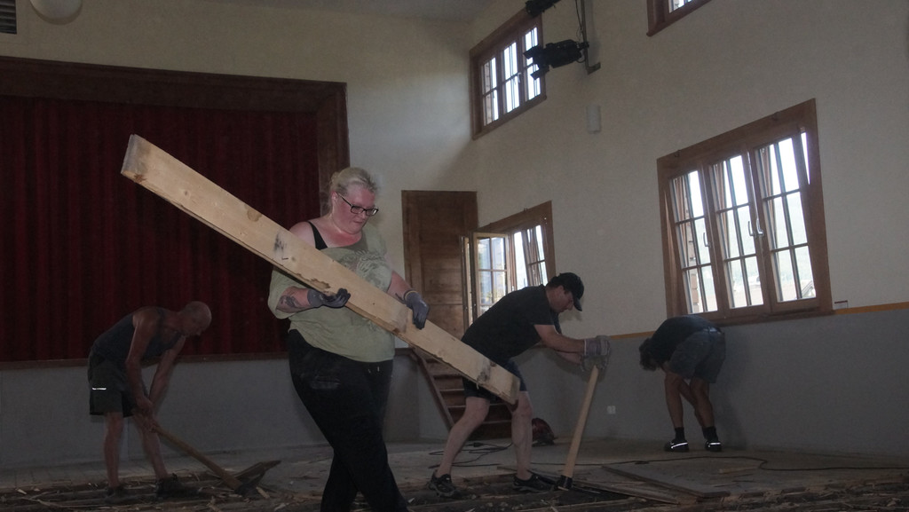 2016_07_18_Vereinshaus_Boden_entfernen_02_Bild_v_R_Sonderegger.JPG