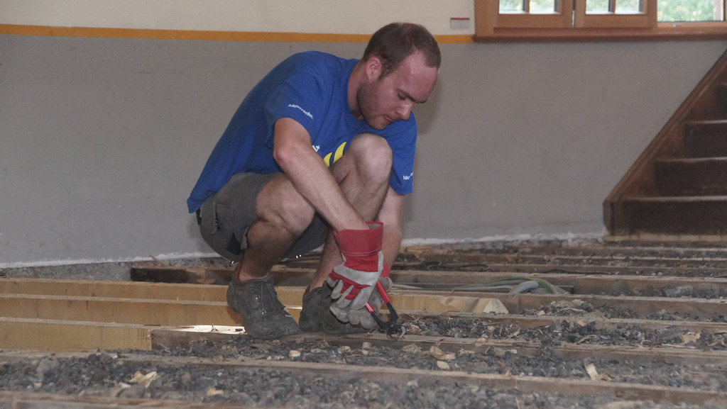 2016_07_18_Vereinshaus_Boden_entfernen_05_Bild_v_R_Sonderegger.JPG