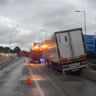 Verkehrsunfall auf A4: Lkw fuhr auf Betonleitwand auf