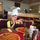 Joshua bäckt seine eigene Pizza