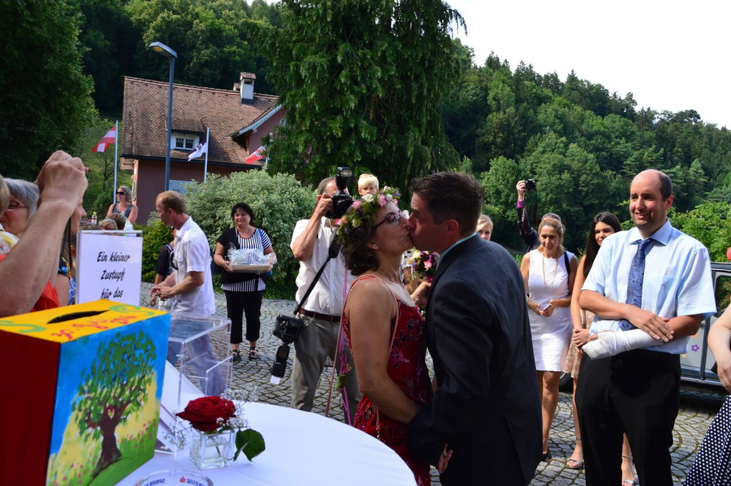 Brautpaar in Mitten der G__ste.jpg