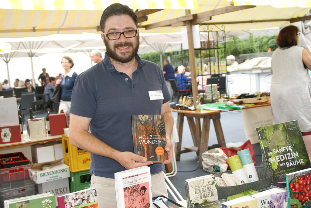 Philipp mit B__chern von Brunner.JPG