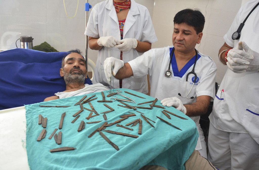 India_Knife_Swallower_1.jpg