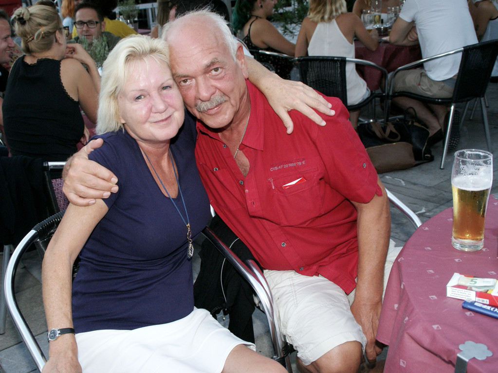 Marlies und Norbert genossen die Atmosph__re am Junker-Jonas Platz.JPG