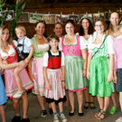 In Dirndl und Lederhosn wurden die Heimkehrer erwartet.JPG