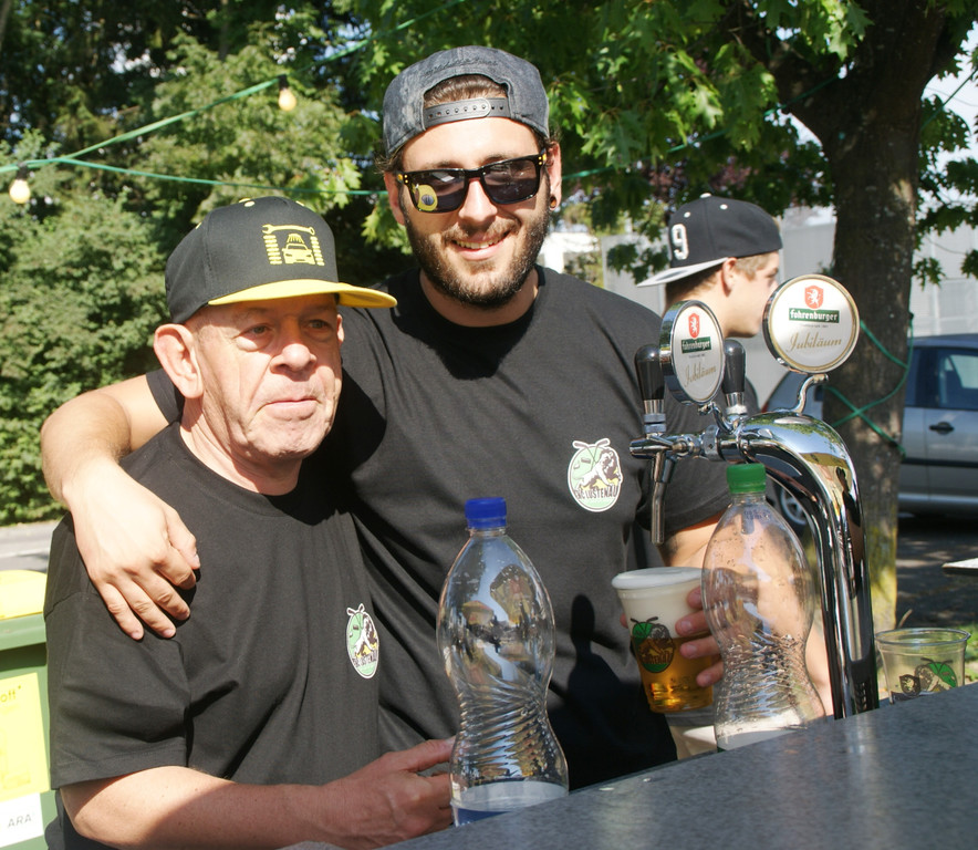 v_li_ Gerri und Pierre an der Bierbar.JPG