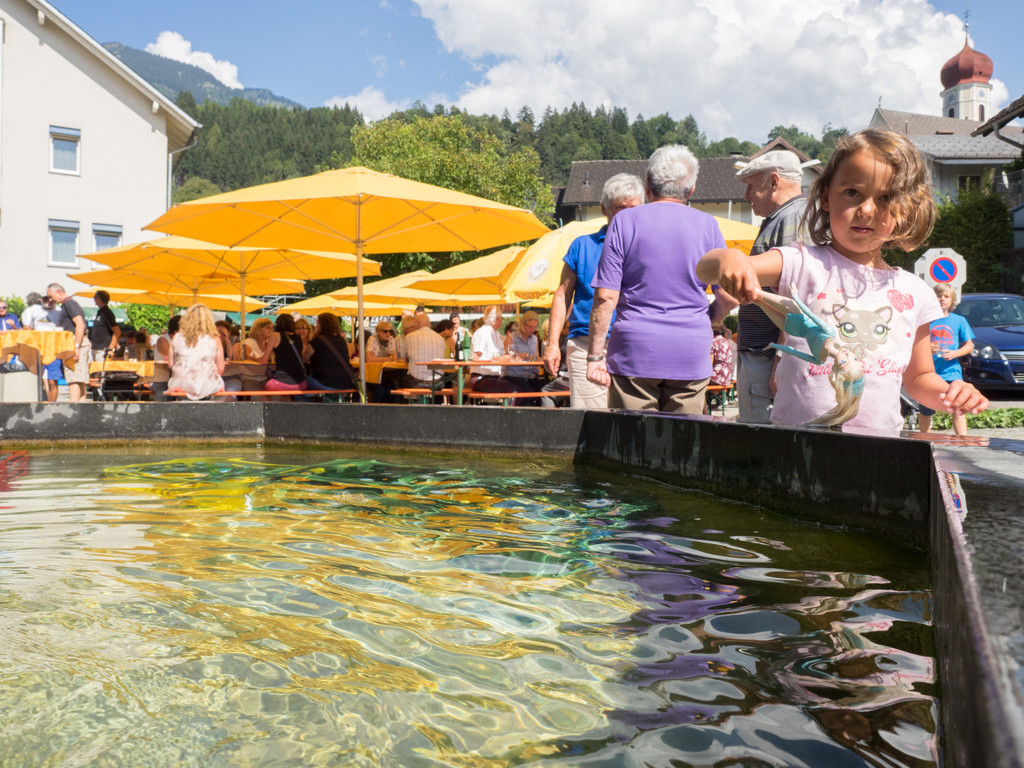 Kind am Dorfbrunnen.jpg