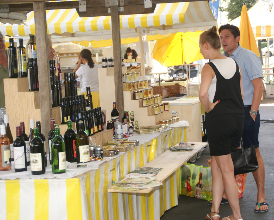 Musik und allerlei K__stlichkeiten gab es am Kirchplatz.JPG