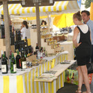 Musik und allerlei K__stlichkeiten gab es am Kirchplatz.JPG