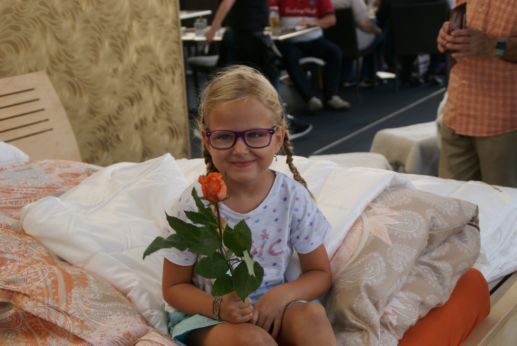 Tabea _6_ testet schon mal die bequemen Matratzen.JPG