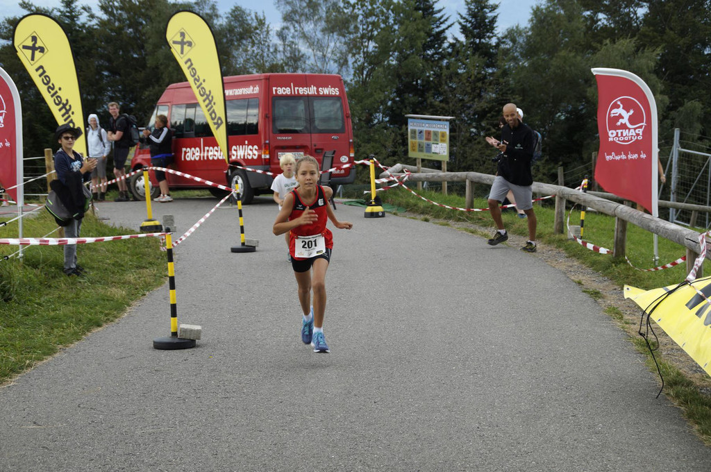 Nicole_Hofer_Platz2-Kinderlauf_Applaus von J_ Gray.jpg