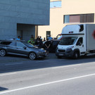 Auto rammt Hauseingang bei Ausweichmanöver