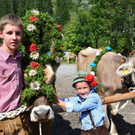 Simon und Daniel beim Alpabtrieb Dalaaser Spullers.jpg