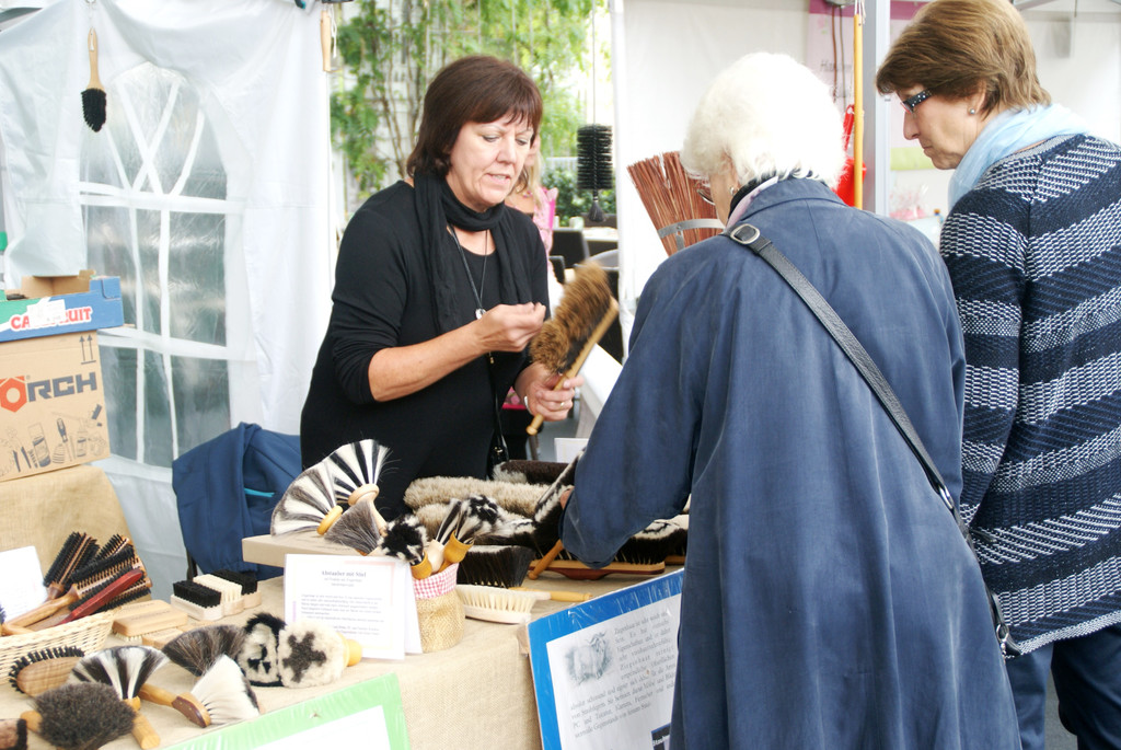 Gro__es Interesse bei der B__rstenmacherei.JPG