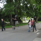 Männer auf Stelzen