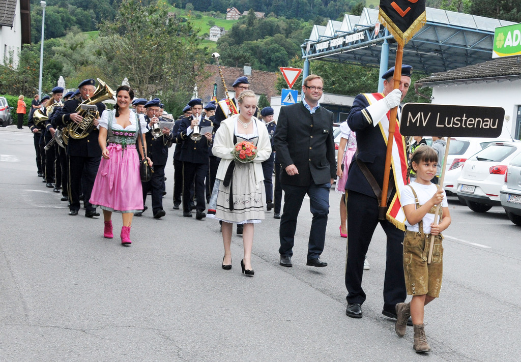 Musikfest Gai__au Festumzug mit Ta__feletra__gerin 84.jpg
