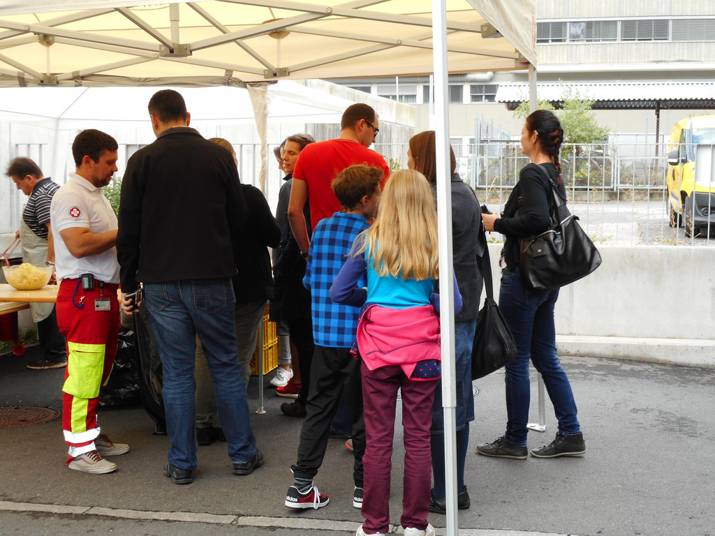 Eine St__rkung vor der Rettungszentrale_ dann hie__ es weiterschm__kern_.JPG
