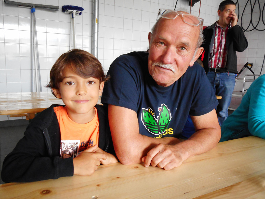 Mit seinem Opa Erich freute sich Julian __ber 3 Taschen mit Kinderb__chern_.JPG